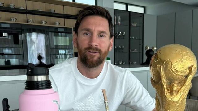 El capitán de la selección argentina ya decoró su kit con stickers deportivos.