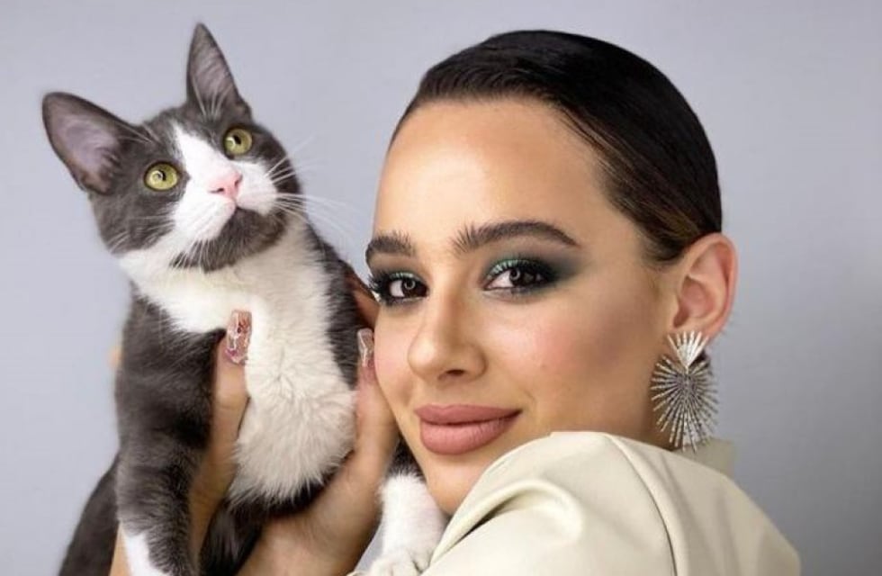 Flor Jazmín Peña instaló un extravagante gimnasio para su gato en el living de su casa