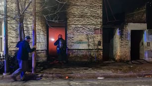 Incendio en Alto Alberdi: una familia perdió todo lo que tenía y pide colaboración. (El Doce)
