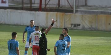 Las expulsiones del polémico arbitraje de Nelson Sosa caldearon los ánimos y el final fue bochornoso. Sergio Villella renunció a la Mesa directiva.