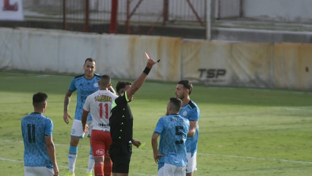 Las expulsiones del polémico arbitraje de Nelson Sosa caldearon los ánimos y el final fue bochornoso. Sergio Villella renunció a la Mesa directiva.