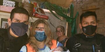 Los integrantes de la Policía de Mendoza que junto a la médica del SEC asistieron en una vivienda el nacimiento de Alma. Gentileza