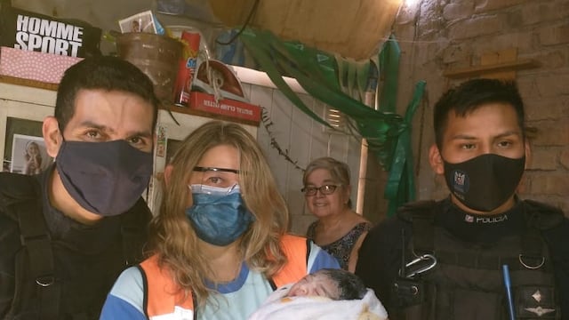 Los integrantes de la Policía de Mendoza que junto a la médica del SEC asistieron en una vivienda el nacimiento de Alma. Gentileza