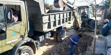 Maquinarias del Ejército Gualeguaychú trabajan en el mantenimiento vial de la ciudad