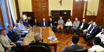 Los industriales azucareros y el gobierno trabajan en conjunto para definir acciones clave para la zafra 2025.