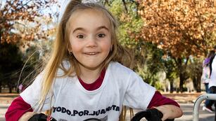 Juanita Ghiotti Dávila, la niña que fue operada 4 veces de sus manitos en España.