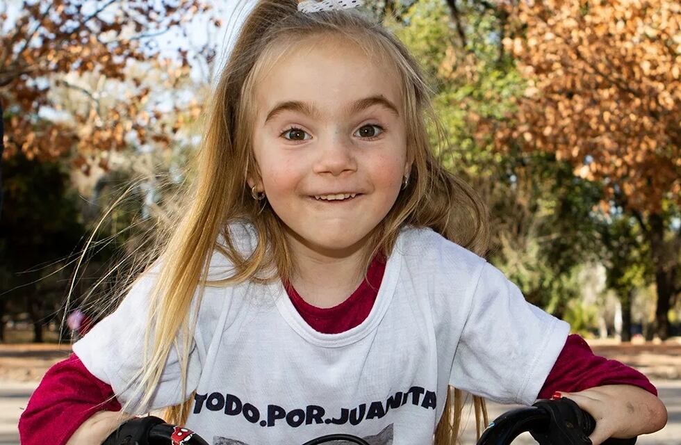 Juanita terminó las clases: emotivo año de la pequeña mendocina que operaron 4 veces sus manitos en Barcelona