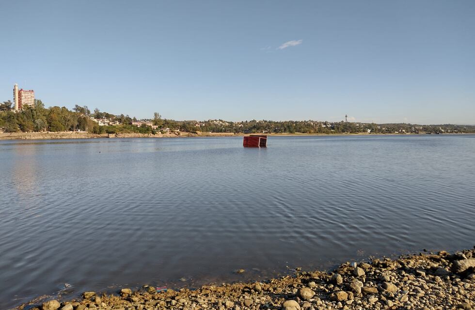 Un extraño objeto apareció en el Lago San Roque y muchos indicaron que podría ser un OVNI