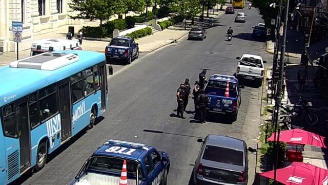 El operativo concluyó con la captura del sospechoso frente a la Terminal de Ómnibus Mariano Moreno. (@cior_rosario)