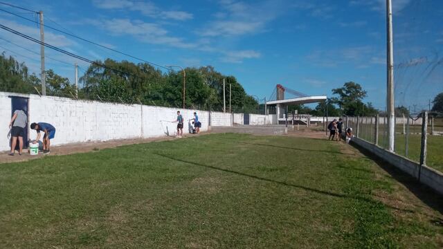 Jugadores de primera del Club 8 de Diciembre de Villa Concepción pintaron la cancha