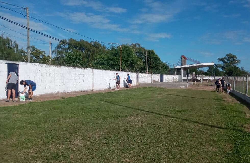 Jugadores de primera del Club 8 de Diciembre de Villa Concepción pintaron la cancha