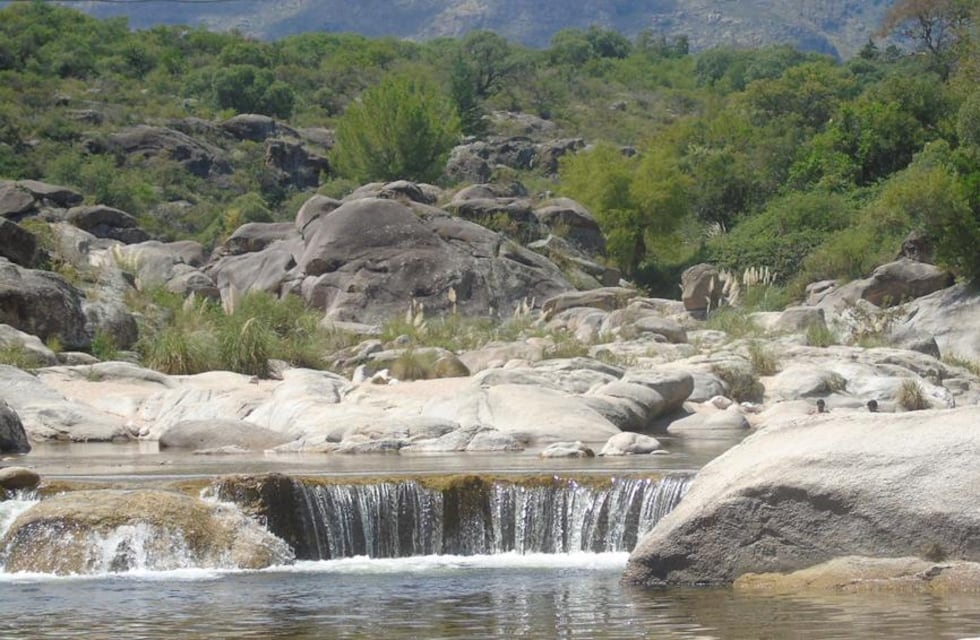 Qué se sabe del joven que golpeó su cabeza contra una piedra al tirarse a un río en Córdoba