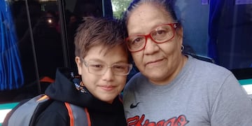 El niño y su abuela, felices en el momento de la partida.