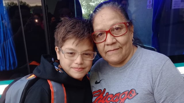 El niño y su abuela, felices en el momento de la partida.