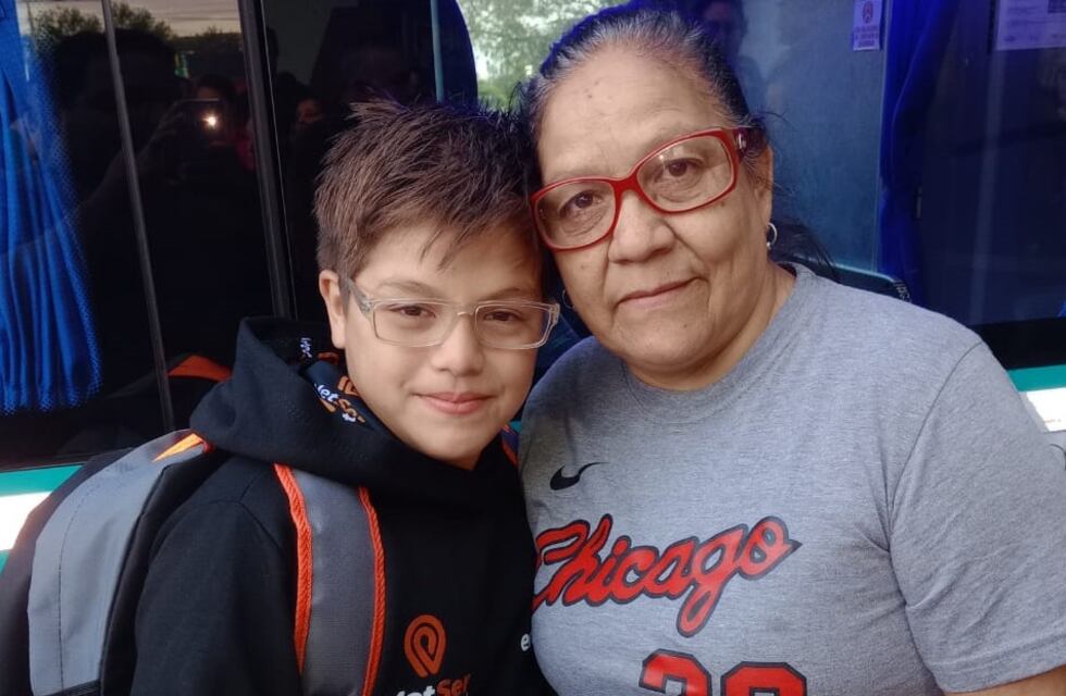 Vende pan casero y sus compañeros lo sorprendieron con un tierno regalo: la historia del cordobés de 12 años