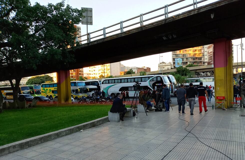 Choferes de larga distancia continúan con su reclamo en el centro porteño