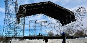 Todos los preparativos para la Fiesta de la Confluencia: el escenario se montó en el Parque Central.