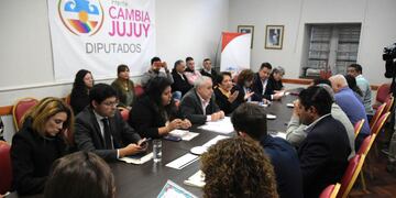 Autoridades del Ministerio de Educación de Jujuy se reunieron con la Comisión de Educación en el salón "Raúl Alfonsín" de la Legislatura de la Provincia.