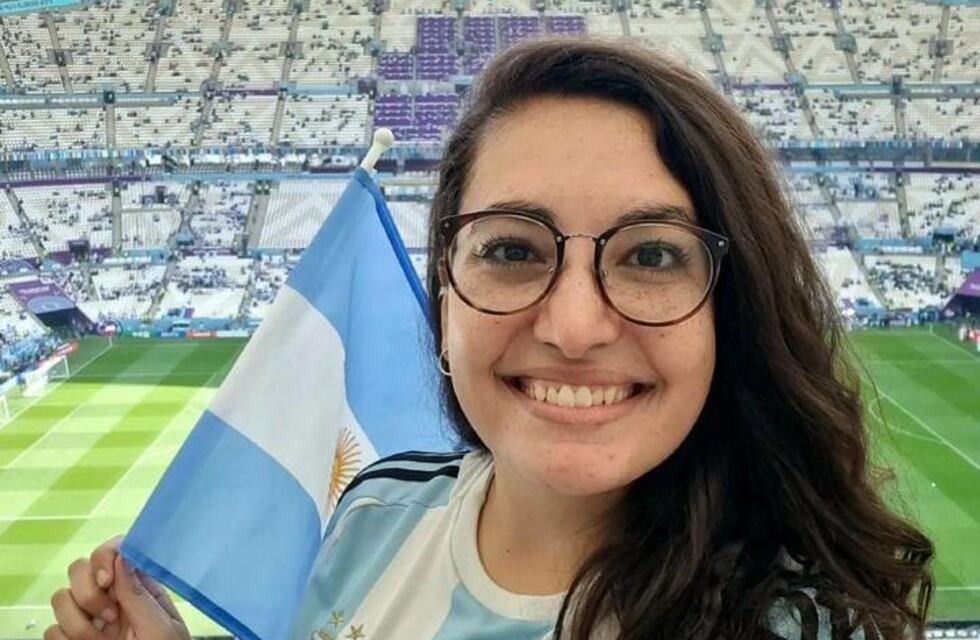 La travesía de una sanjuanina que partió a Qatar para unir sus dos pasiones: el fútbol y la política internacional