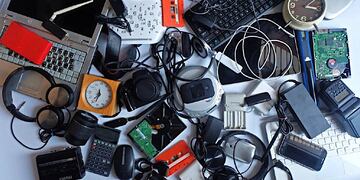 Aparatos electrónicos abandonados en el hogar a pesar de que aún funcionan.