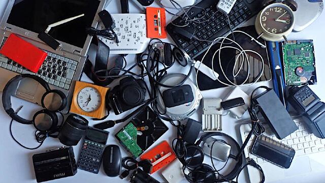 Aparatos electrónicos abandonados en el hogar a pesar de que aún funcionan.
