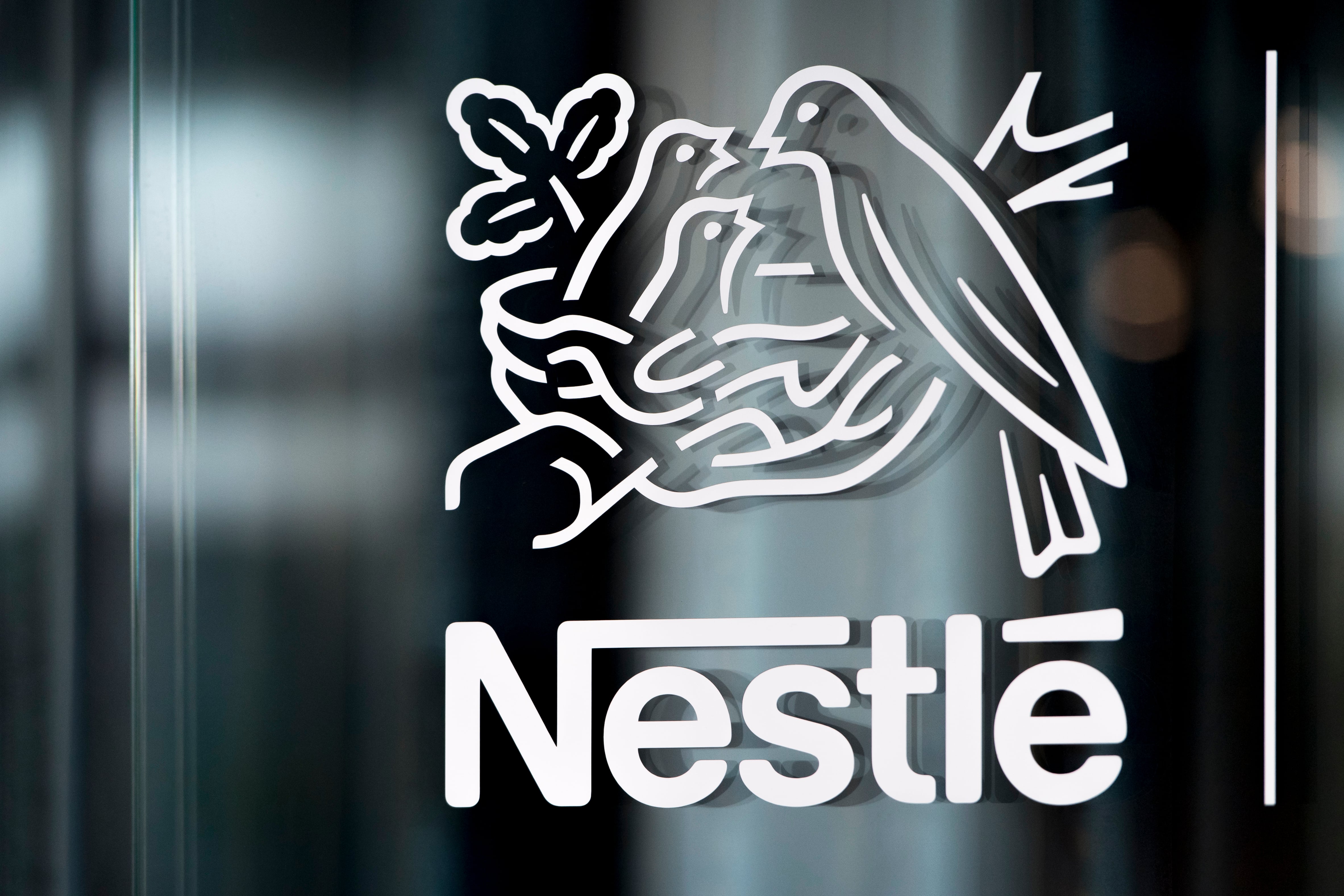ARCHIVO - El logotipo de Nestle en una ventana en Vevey, Suiza, el 14 de febrero de 2019. (Laurent Gillieron/Keystone vía AP, Archivo)