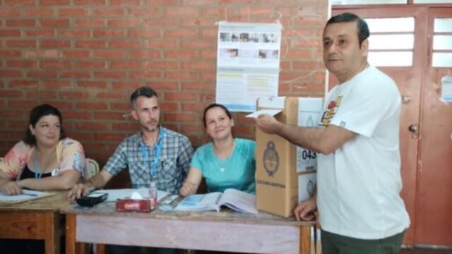 Elecciones 2023: el gobernador Oscar Herrera Ahuad sufragó en la ciudad de Posadas.