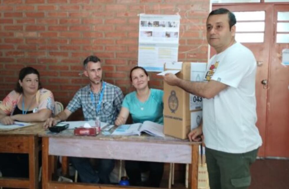 Elecciones 2023: el gobernador Oscar Herrera Ahuad sufragó en la ciudad de Posadas