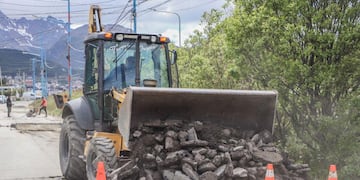 La Municipalidad de Ushuaia se encuentra realizando tareas de bacheo y reparación en el B° Malvinas