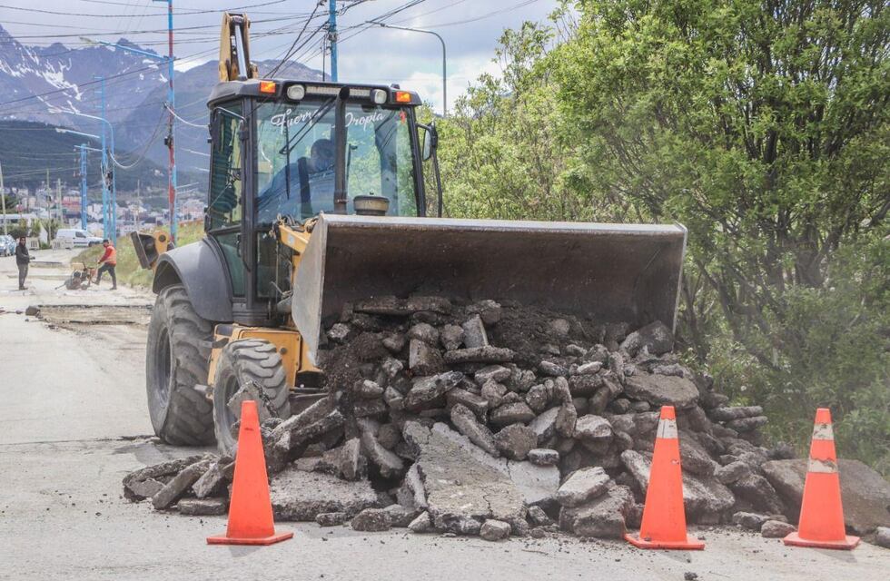 Ushuaia: la Municipalidad realiza trabajos de bacheo y repavimentación