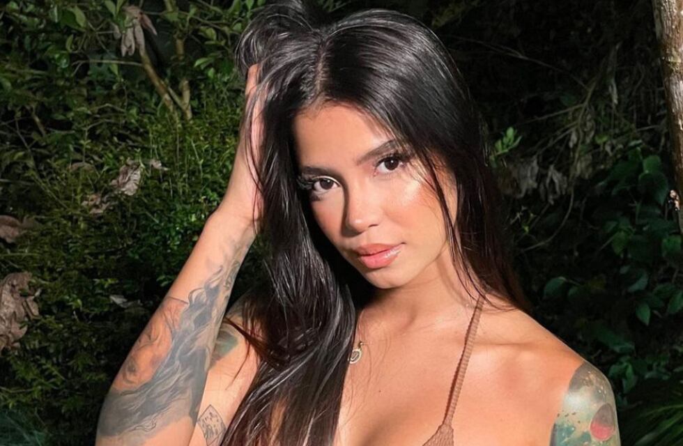 Jenn Muriel deslumbró al posar con un top al borde de la censura y un look original