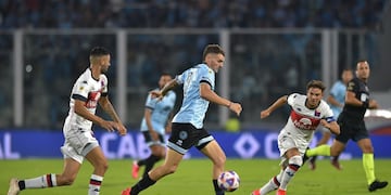 Pablo Vegetti en acción en el partido ante Tigre, por Liga Profesional 2023. (Facundo Luque / La Voz).