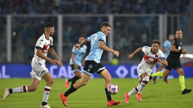 Pablo Vegetti en acción en el partido ante Tigre, por Liga Profesional 2023. (Facundo Luque / La Voz).