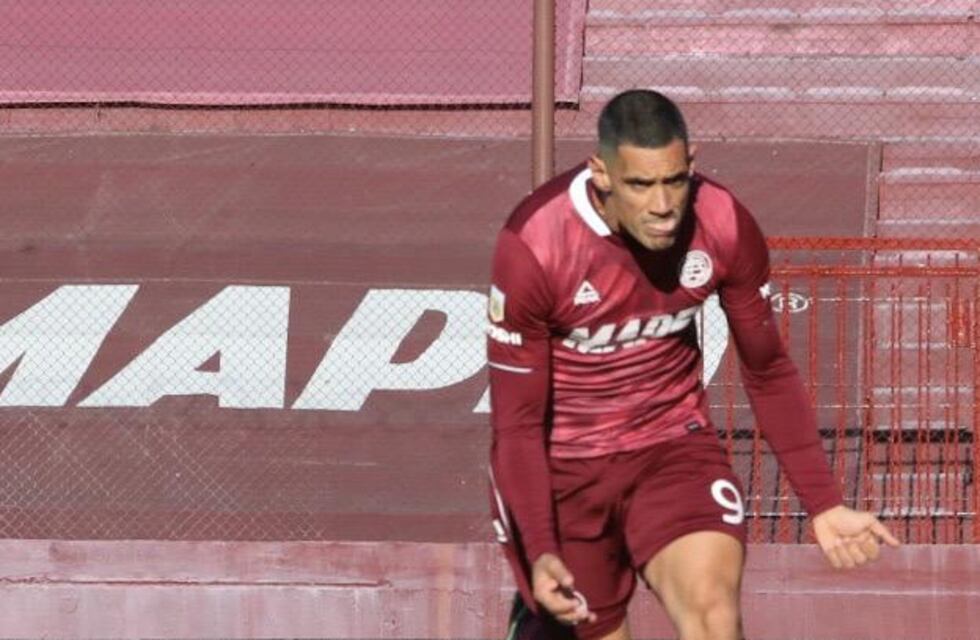 José Sand celebró sus 41 años con un doblete frente a Atlético Tucumán