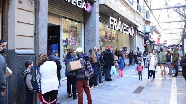 Los comercios se vieron fuertemente concurridos durante la mañana de este sábado. (José Hernández).