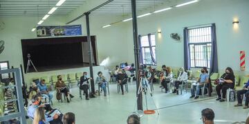 Reunión entre vecinos, ambientalistas y el municipio de Paraná ante el conflicto de Bulevar Racedo. Escuela Bavio, 28 de marzo.