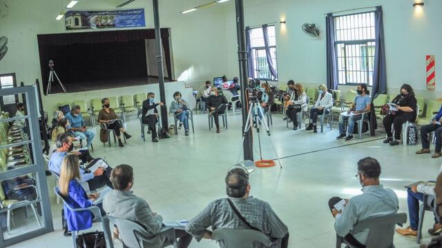 Reunión entre vecinos, ambientalistas y el municipio de Paraná ante el conflicto de Bulevar Racedo. Escuela Bavio, 28 de marzo.
