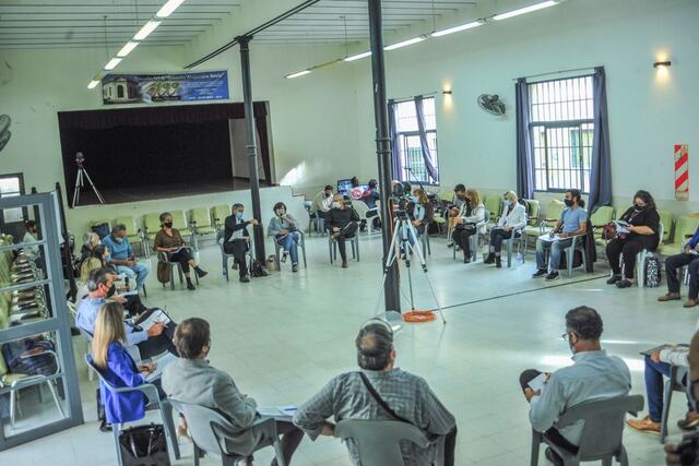 Reunión entre vecinos, ambientalistas y el municipio de Paraná ante el conflicto de Bulevar Racedo. Escuela Bavio, 28 de marzo.