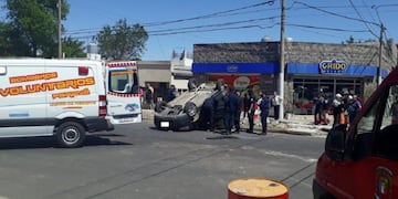 El utilitario terminó con sus ruedas hacia arriba.