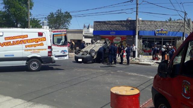El utilitario terminó con sus ruedas hacia arriba.