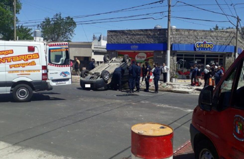 Otro vuelco en Paraná: auto chocó a camioneta