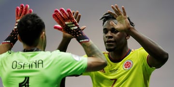Colombia le ganó a Uruguay y está en semis. (AP Photo/Silvia Izquierdo)