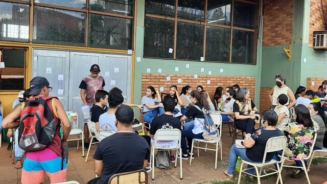 Montecarlo: trasladarán al docente denunciado por acoso y levantan la toma de la escuela.