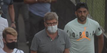 Wanchope y el juvenil Lucas Beltrán, ambos ex Instituto, flanquean al presidente Tito Castoldi.