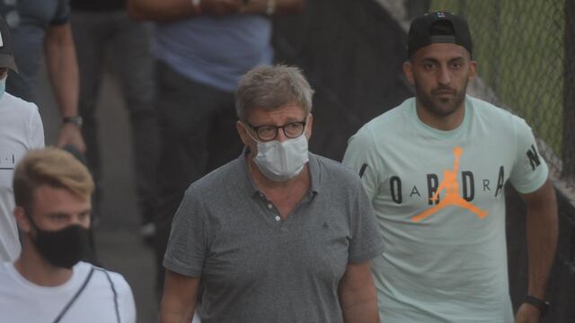 Wanchope y el juvenil Lucas Beltrán, ambos ex Instituto, flanquean al presidente Tito Castoldi.