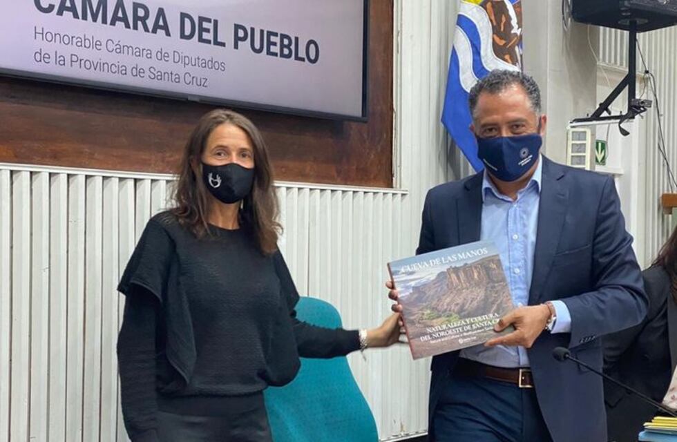 Le entregaron el libro “Cueva de las Manos” al Vicegobernador