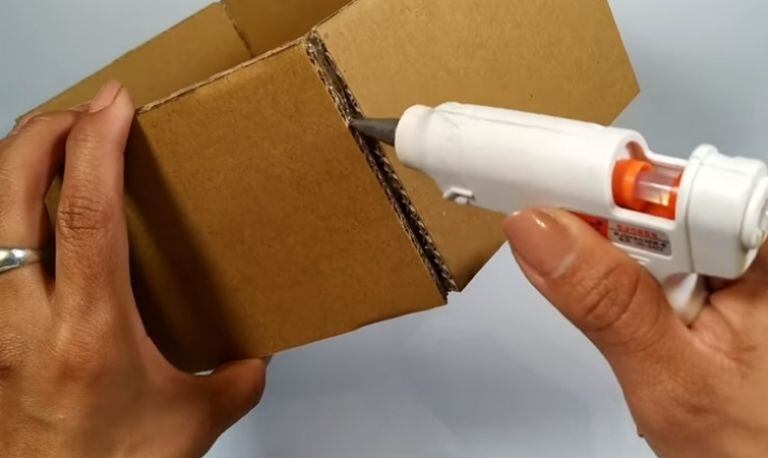  El uso de moldes y acabados creativos permite crear organizadores y objetos únicos a partir de simples cajas.