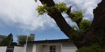 Por intentar eludir un control policial un motociclista embistió a un efectivo