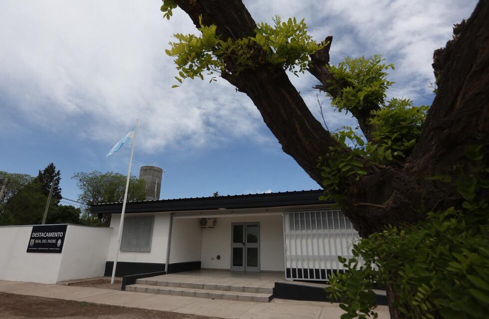 Por intentar eludir un control policial un motociclista embistió a un efectivo