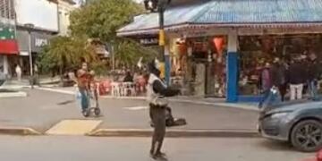 Un malabarista fue detenido después de hacer trucos con machetes en Chaco